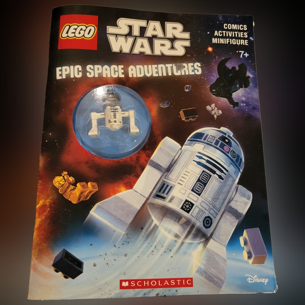Star Wars - 2016 Epic Space Adventures (Softcover) NEW with R2D2 MINIFIGURE